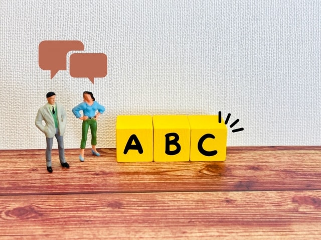 ABCの文字と会話している男女のイメージ画像